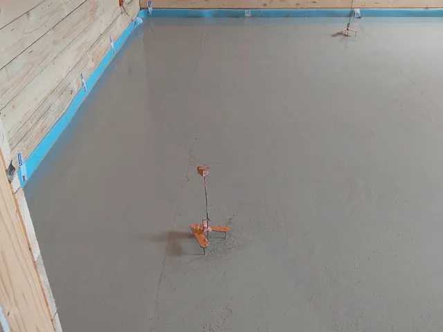 Frisch verlegter Fließestrich mit Nivellierpunkten im Neubau – nachhaltige Estricharbeiten im Bio-Solar-Haus durch Georg Schuler Baugeschäft Hohentengen
