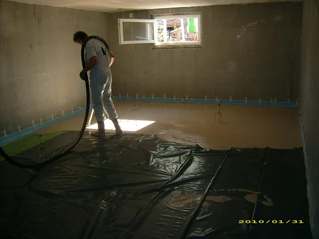 Mitarbeiter gießt Estrich