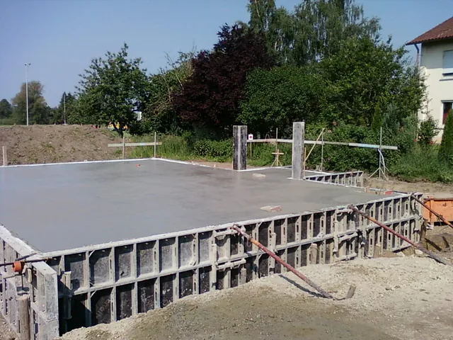 Basis mit frisch gegossenem Beton