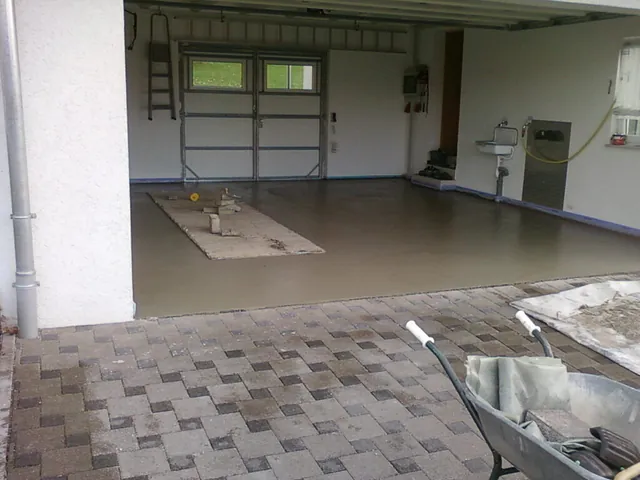 Frisch gegossener Estrich